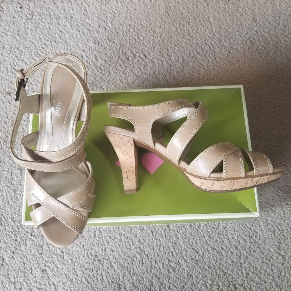 Naturalizer N5 Comfort Platform Sandal Size 6.5